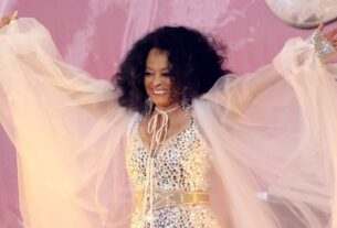 Diana Ross se apresenta no Hollywood Bowl, mostra alguns movimentos de dança