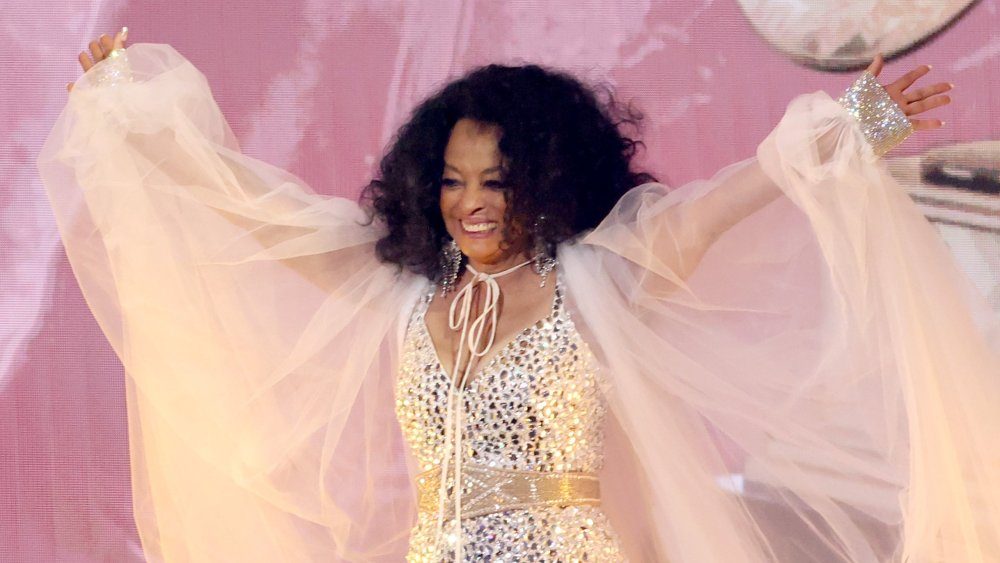Diana Ross se apresenta no Hollywood Bowl, mostra alguns movimentos de dança