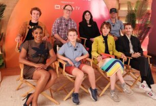 O elenco e os produtores executivos da 'Solar Oposites' na temporada final