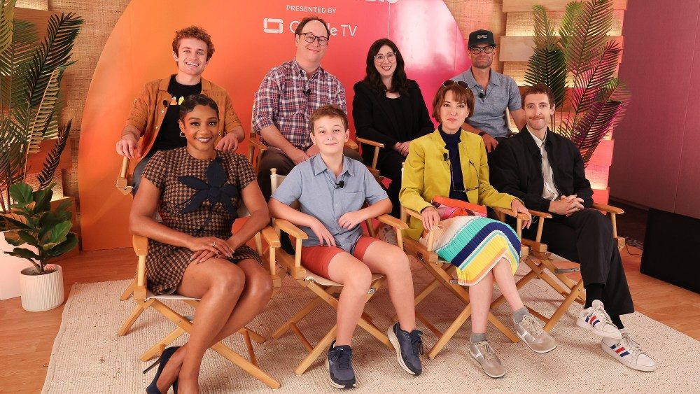 O elenco e os produtores executivos da 'Solar Oposites' na temporada final