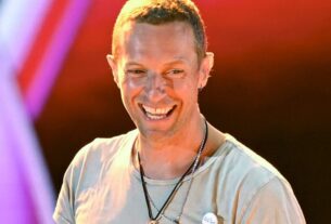O vocalista do Coldplay, Chris Martin, brinca sobre o momento da câmera de beijo viral