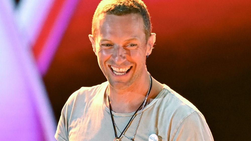 O vocalista do Coldplay, Chris Martin, brinca sobre o momento da câmera de beijo viral