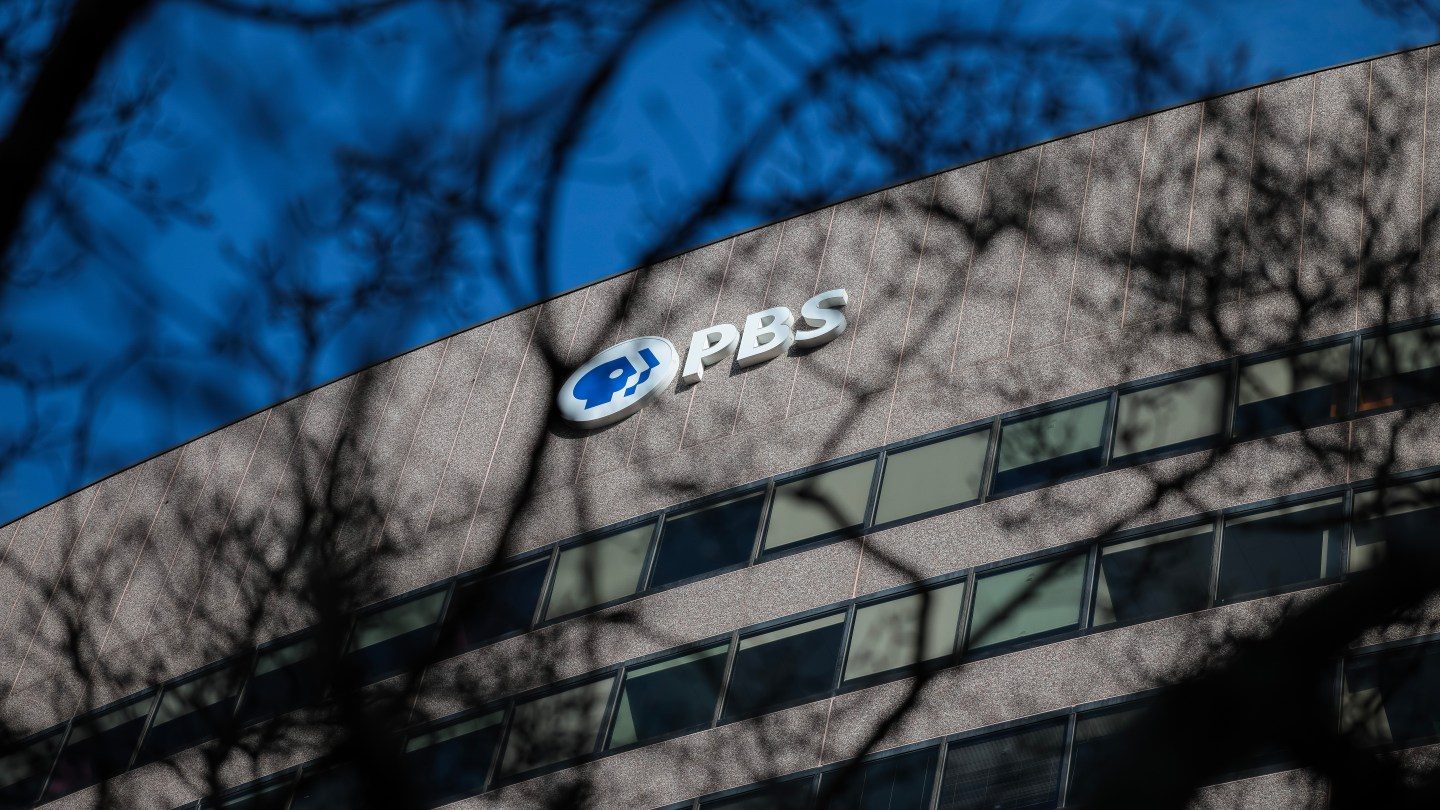 Os cortes de financiamento de PBS e NPR, à medida que o pacote de rescisão limpa o Congresso