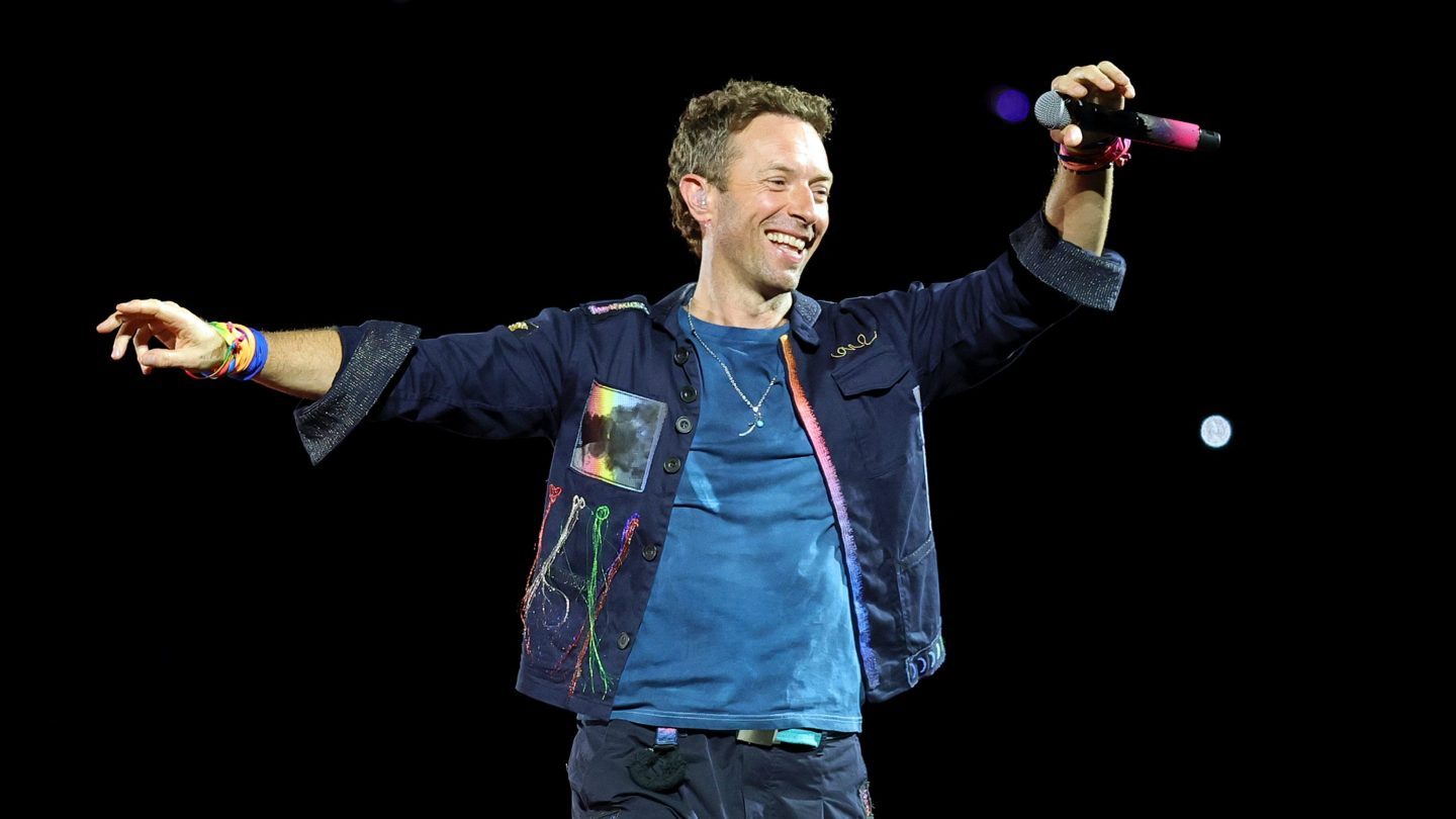 Os riachos do Coldplay surgem após o momento viral do beijo
