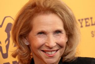 Shari Redstone invoca o padre Sumner Redstone na chamada final da Paramount