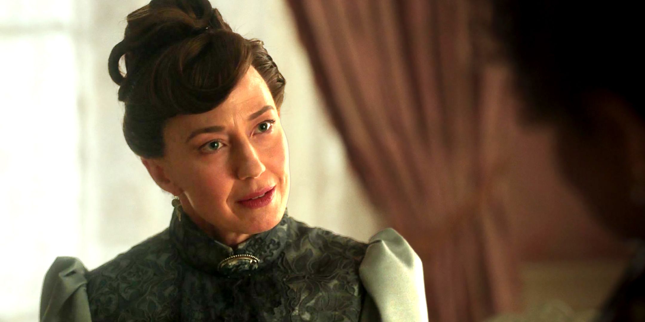 Carrie Coon no choque do casamento de George & Bertha