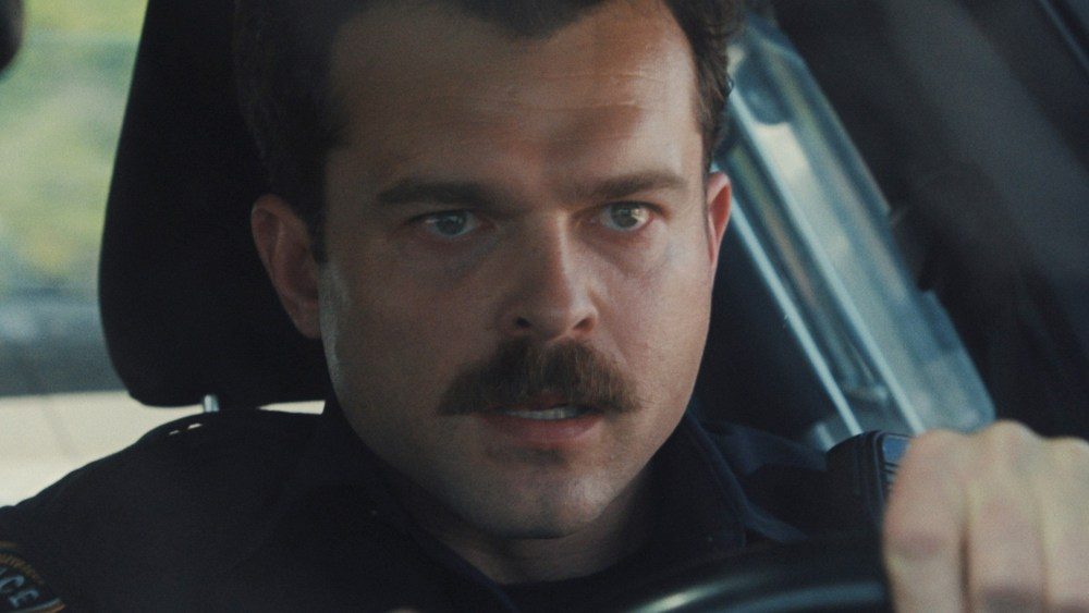 Estrela de "armas" Alden Ehrenreich sobre violência armada, bigodes e mais
