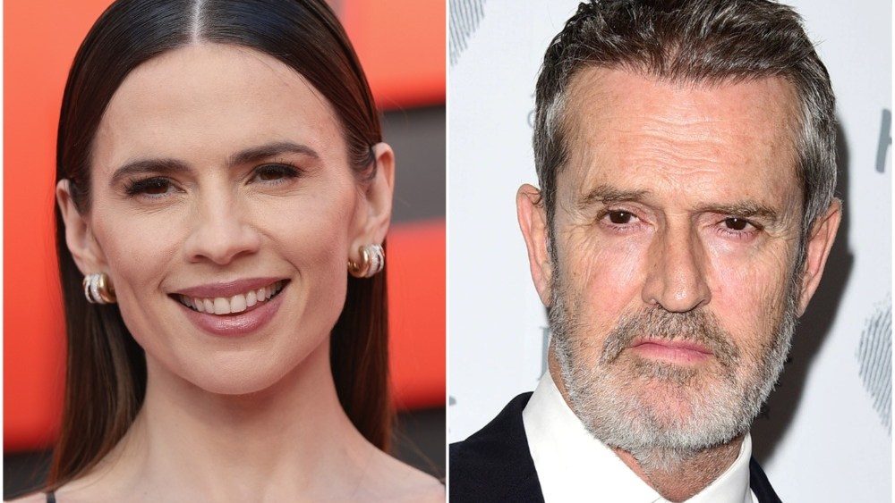 Hayley Atwell, Rupert Everett se junta à segunda temporada de 'Rivals' na Disney+