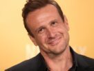 Jason Segel na terceira temporada de 'Shrinking' com Michael J. Fox, Jeff Daniels