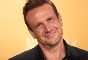 Jason Segel na terceira temporada de 'Shrinking' com Michael J. Fox, Jeff Daniels