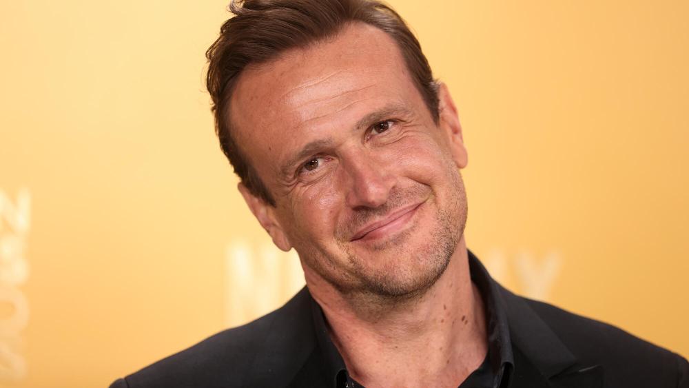 Jason Segel na terceira temporada de 'Shrinking' com Michael J. Fox, Jeff Daniels