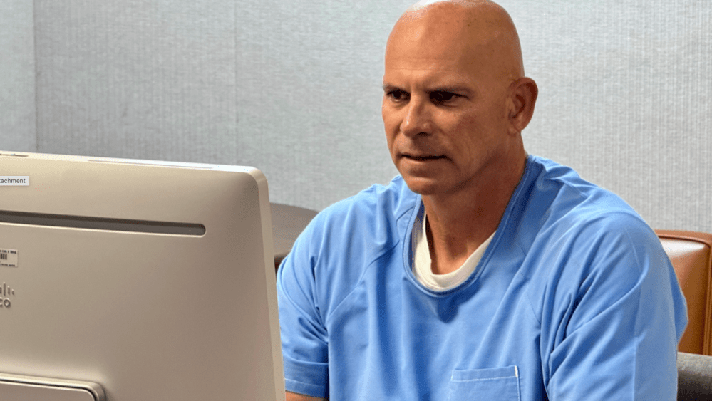 Lyle Menendez negou a liberdade condicional, um dia depois que o irmão Erik também foi negado