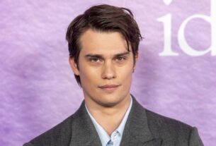 Netflix revela o primeiro olhar para o Mosquito Bowl com Bill Skarsgård e Nicholas Galitzine
