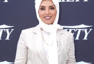 O CEO do Instituto de Cinema de Doha, Fatma Hassan Al Remaihi, recebe o prêmio Variety