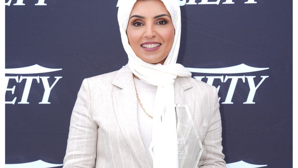 O CEO do Instituto de Cinema de Doha, Fatma Hassan Al Remaihi, recebe o prêmio Variety