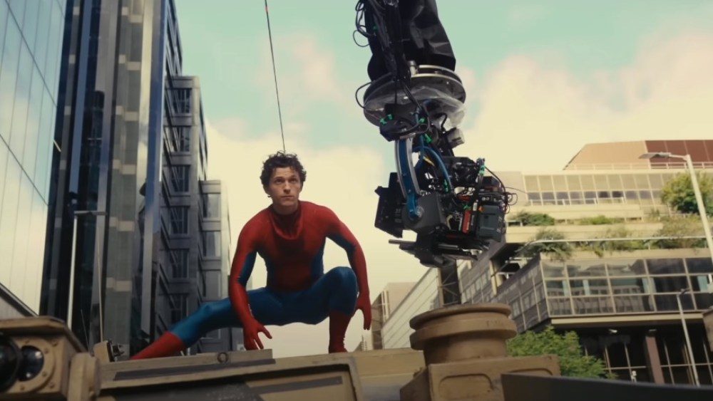 Tom Holland no tanque, com fãs