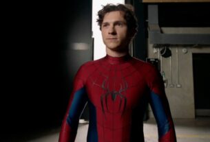 Tom Holland revela o traje de novo do Homem-Aranha