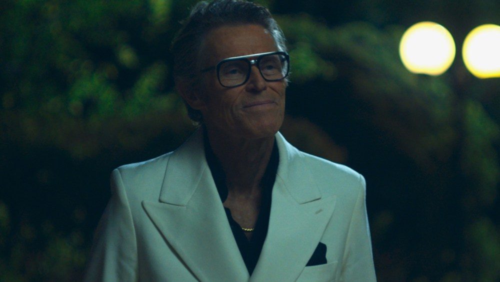 Willem Dafoe em Retrato de Bilionário Grego em 'The Birthday Party'