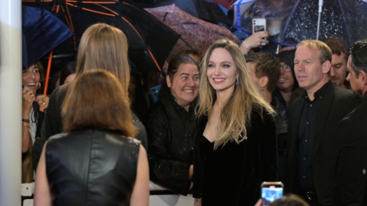 Angelina Jolie, Louis Garrel na estréia de San Sebastian de 'Couture'