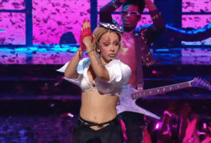 Doja Cat vai totalmente dos anos 80 para abrir os VMAs da MTV com Kenny G