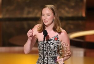 'Hacks' Hannah Einbinder ganha Emmy por atriz de apoio em comédia