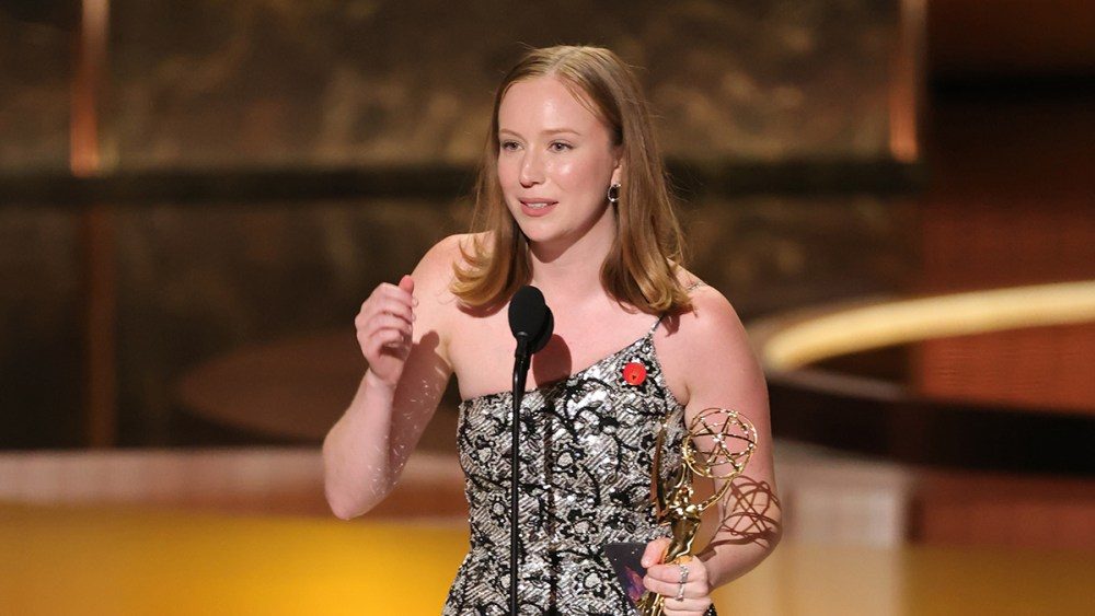 'Hacks' Hannah Einbinder ganha Emmy por atriz de apoio em comédia