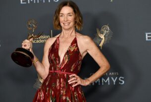 'Hacks' Julianne Nicholson ganha Emmy para atriz convidada em comédia