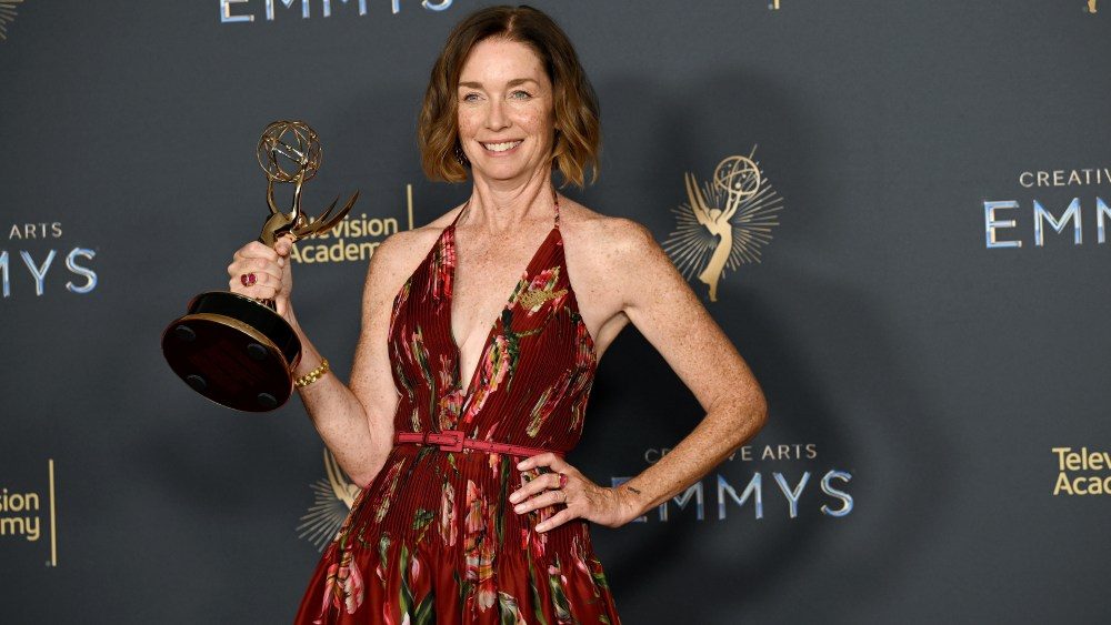 'Hacks' Julianne Nicholson ganha Emmy para atriz convidada em comédia