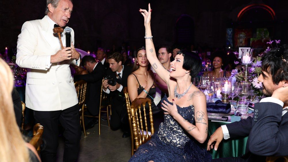 Halsey lance para retrato de si mesma na Gala de Veneza Amfar