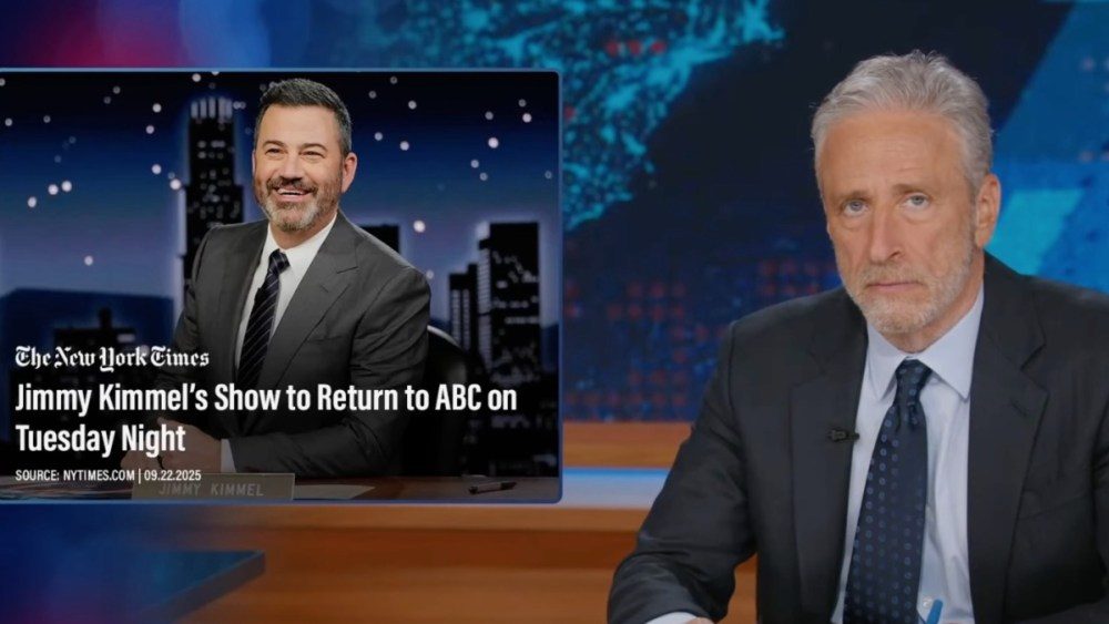 Jon Stewart celebra o retorno de Jimmy Kimmel após a suspensão da ABC