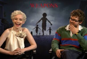 Julia Garner, das armas, imita Zach Cregger
