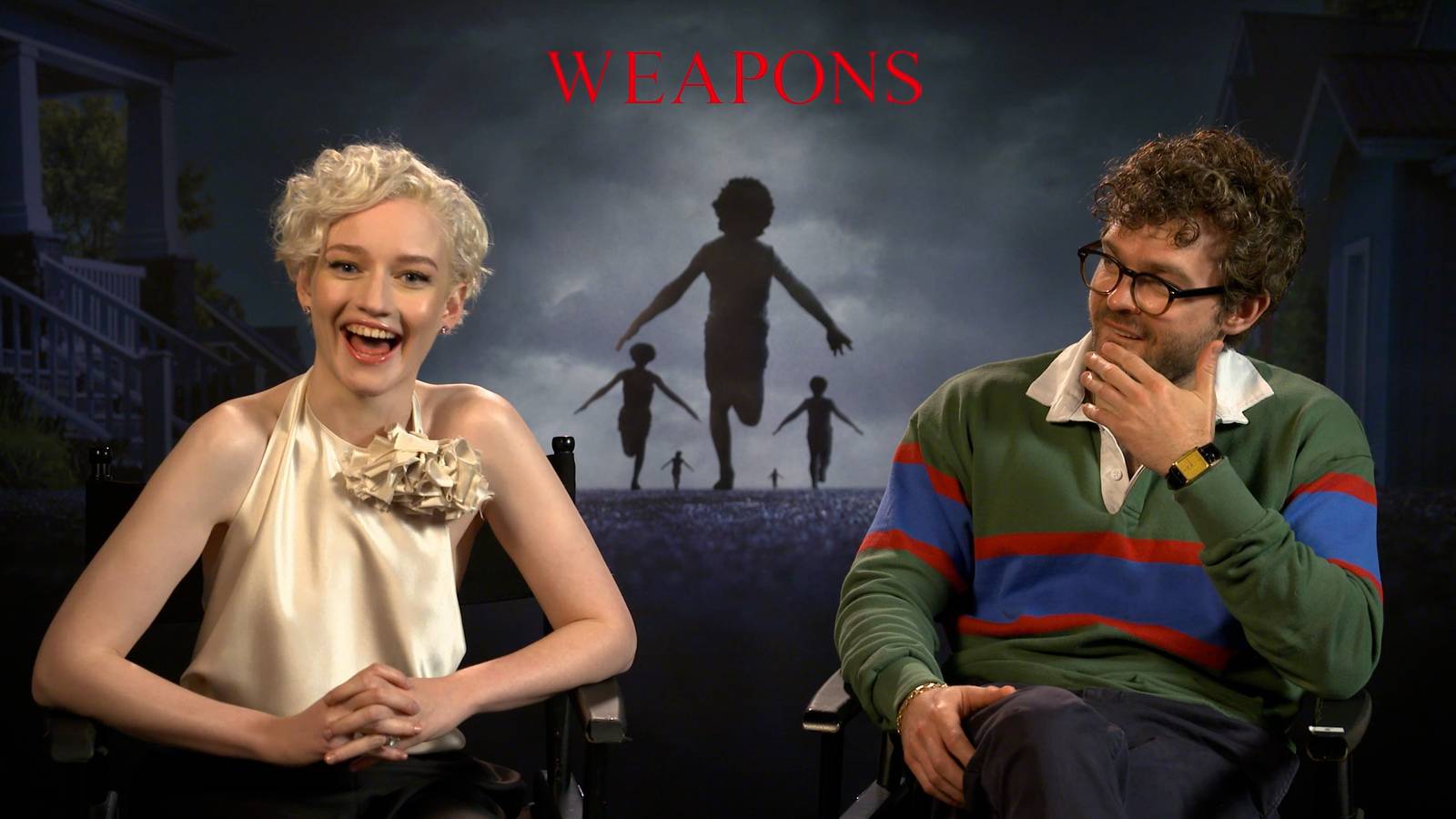 Julia Garner, das armas, imita Zach Cregger