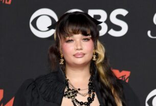 Lola Young está 'OK' depois de desmoronar em todas as coisas do festival