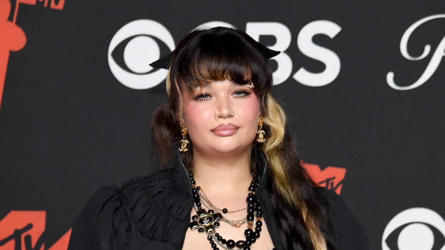 Lola Young está 'OK' depois de desmoronar em todas as coisas do festival