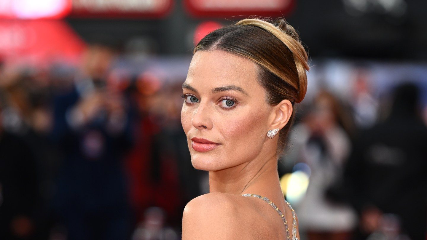 Margot Robbie mostra sua bunda, Dakota Johnson tira