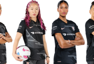 O gerente de futebol 26 acrescenta o jogo feminino pela primeira vez, com a inclusão oficial da Super League do Barclays Women