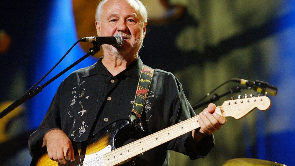 Sonny Curtis, escritor de 'lutou contra a lei', Mary Tyler Moore tema, morre