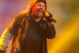 Vince Neil diz que teve um derrame que atrasou a residência de Motley Crue