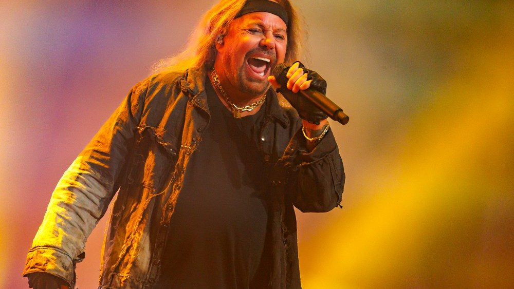 Vince Neil diz que teve um derrame que atrasou a residência de Motley Crue