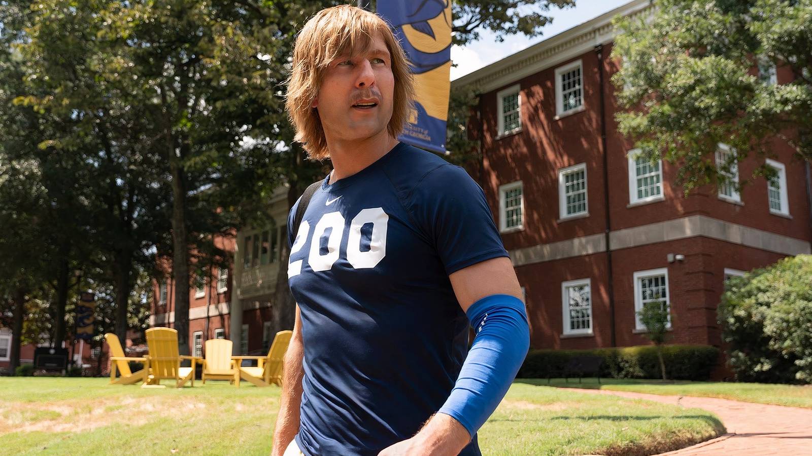 A comédia de futebol de Glen Powell tem o potencial de ser o próximo Eastbound & Down, mas está jogando muito seguro