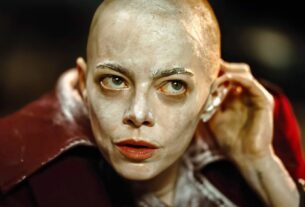 A personagem de Emma Stone é um alienígena?