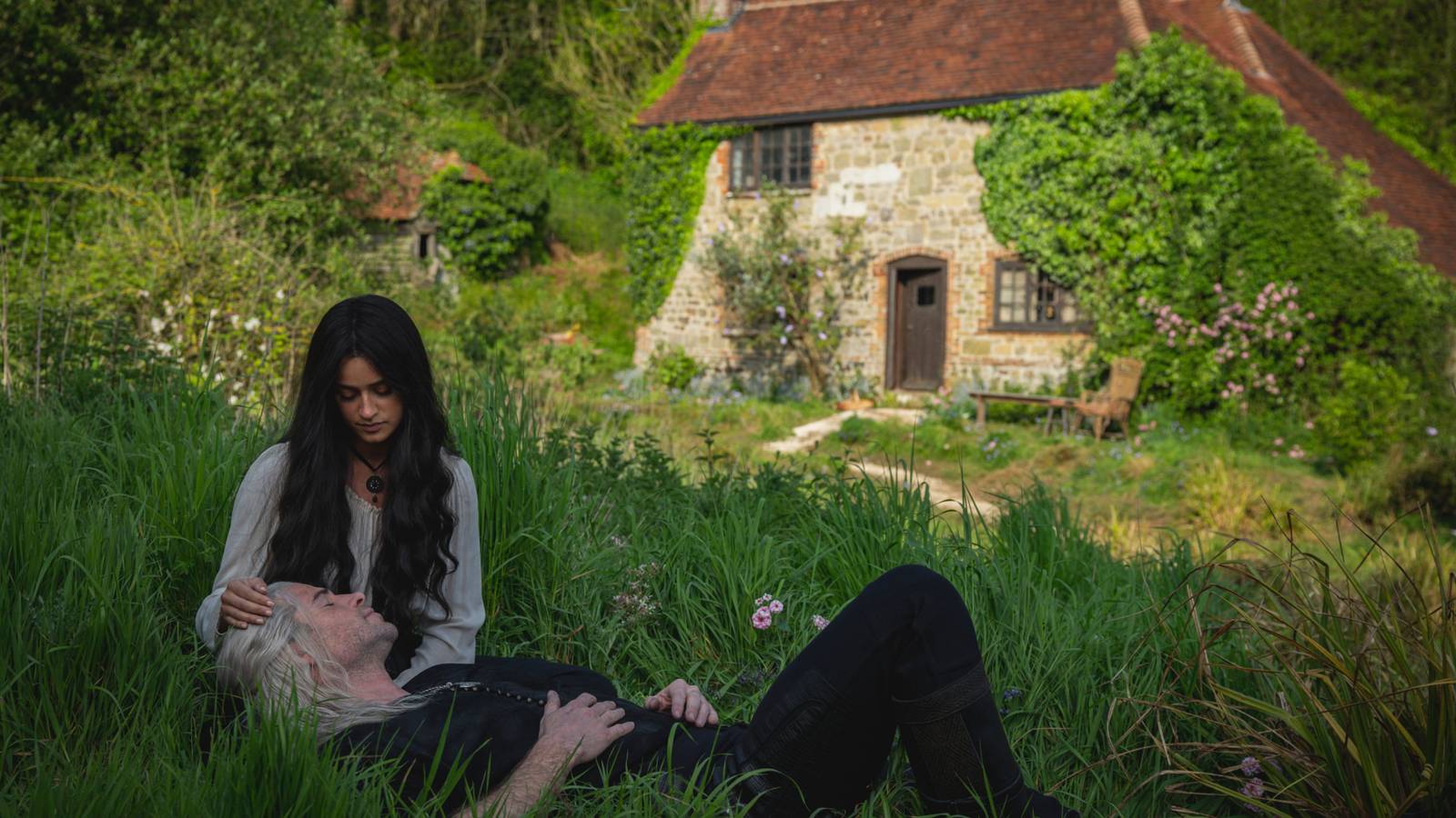 Anya Chalotra na reformulação de Geralt de Liam Hemsworth