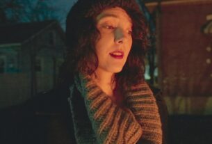 Artista passa de strip-tease a batalha contra demônios em Maximilien Dejoie Pic