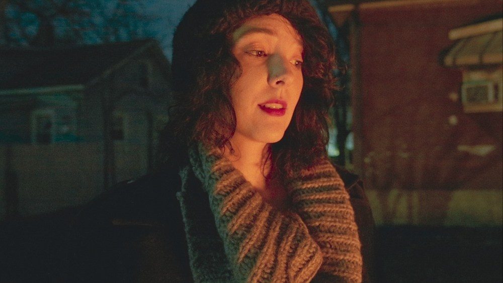 Artista passa de strip-tease a batalha contra demônios em Maximilien Dejoie Pic