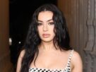 Charli XCX faz aparição surpresa no SNL durante música de modelo