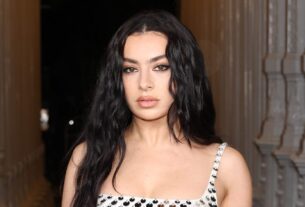 Charli XCX faz aparição surpresa no SNL durante música de modelo