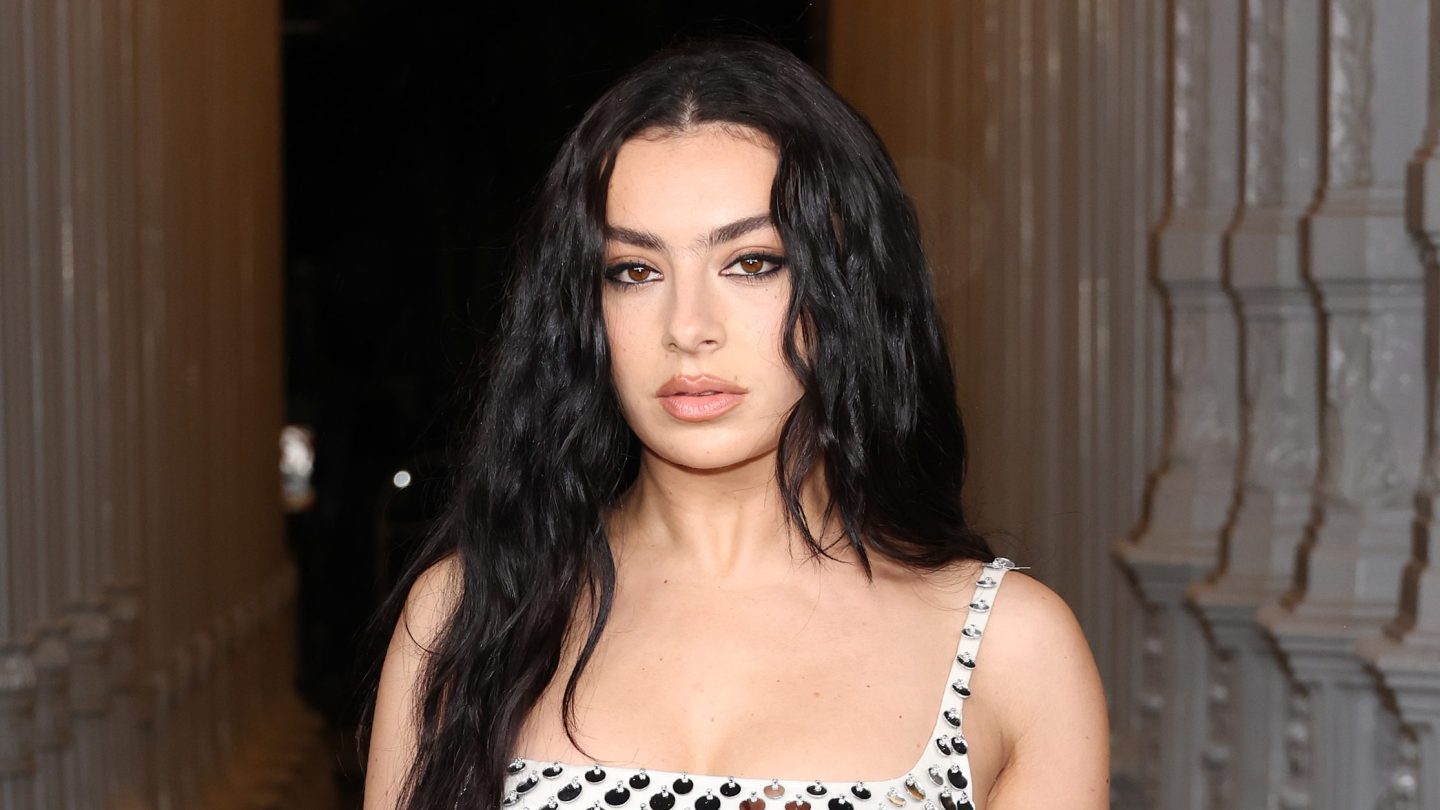 Charli XCX faz aparição surpresa no SNL durante música de modelo