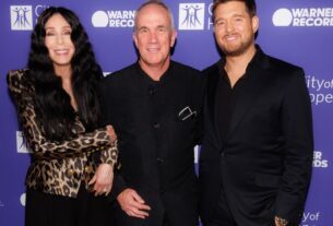 Cher homenageia Tom Corson, da Warner Records, no City of Hope Gala
