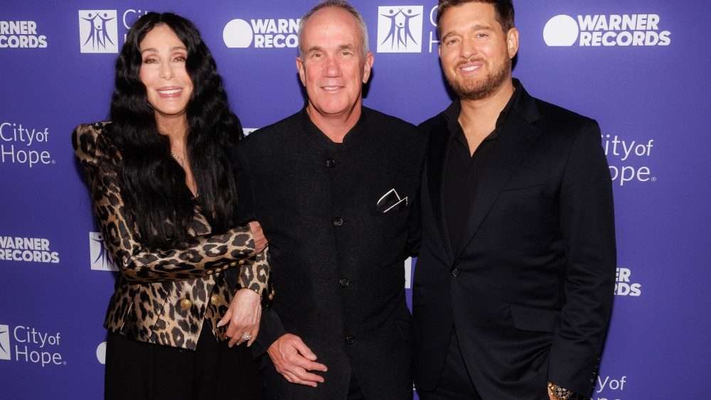 Cher homenageia Tom Corson, da Warner Records, no City of Hope Gala