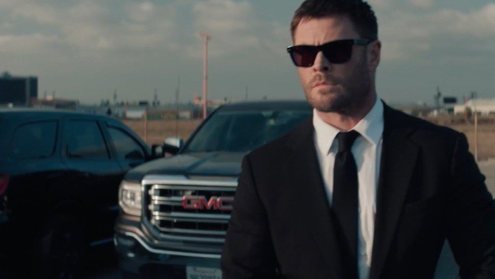 Chris Hemsworth e Halle Berry executam um roubo de joias